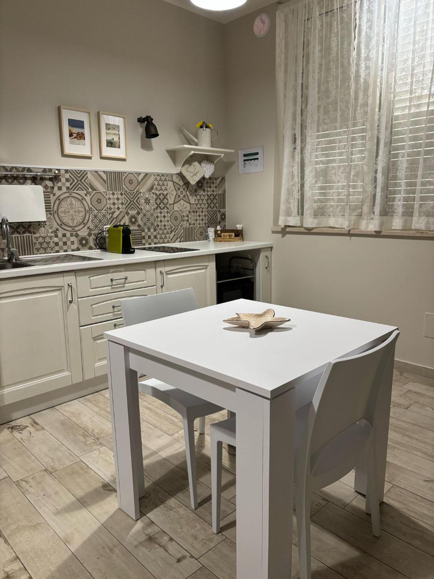 Appartamento Con Patio Monopoli Bagian luar foto
