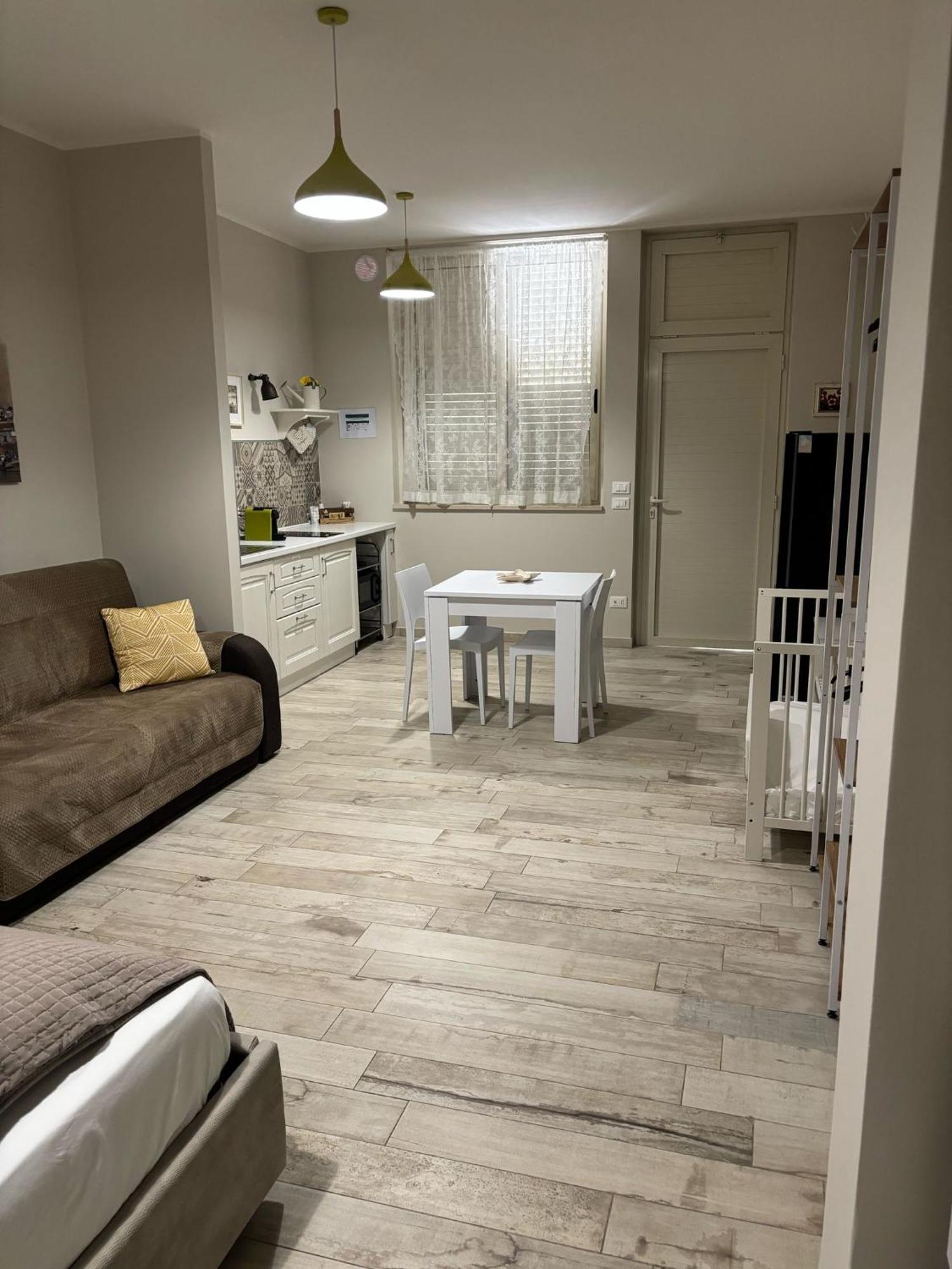 Appartamento Con Patio Monopoli Bagian luar foto